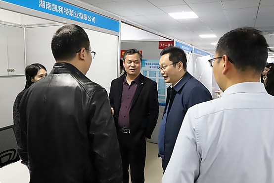 领导与招聘企业代表交流.JPG